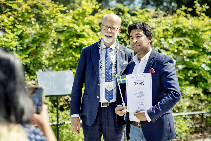 Medborgarskapsceremonin 2023, Erik Langby tillsammans med en ny svensk medborgare som fått diplom.