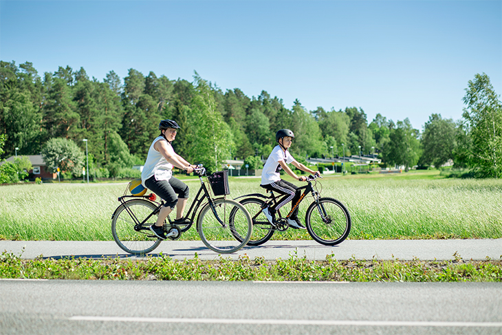 Mamma och son cyklar längs landsvägen. Fotograf: Rosie Alm (sam10, sam11)