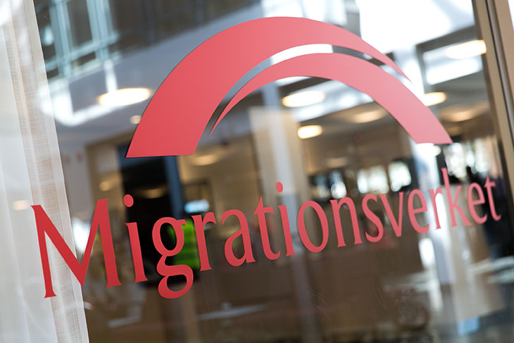 Migrationsverkets logotyp klistrad på en glasdörr