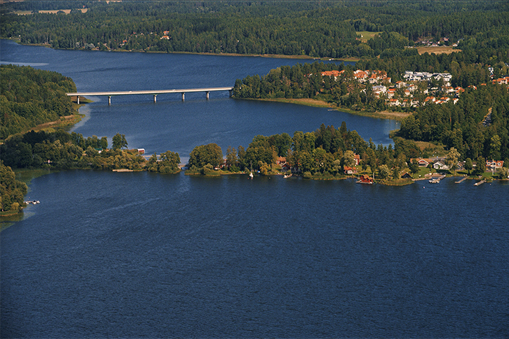 Flygfoto över Garnsviken, Garnsviksbron och Färjesta.