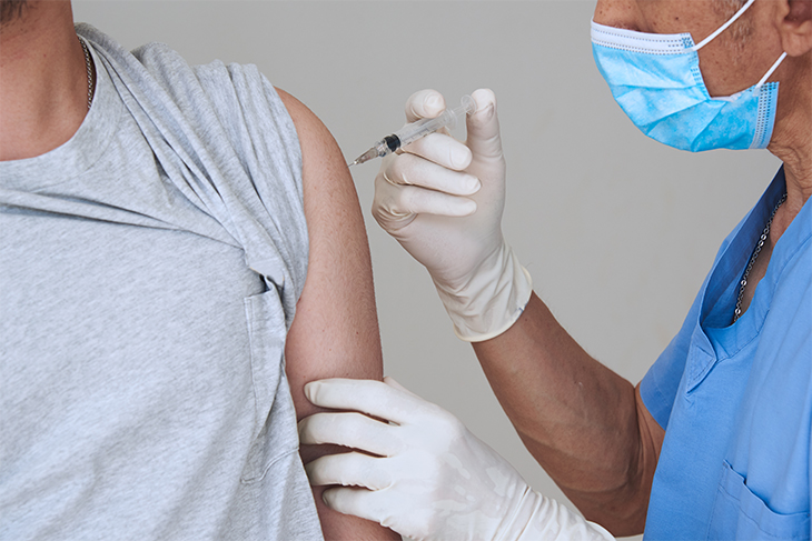 En person får en vaccinationsspruta i armen. 