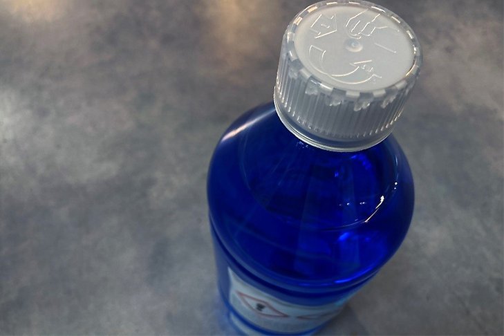 Flaska med barnskyddande förslutning. Foto: Kemikalieinspektionen