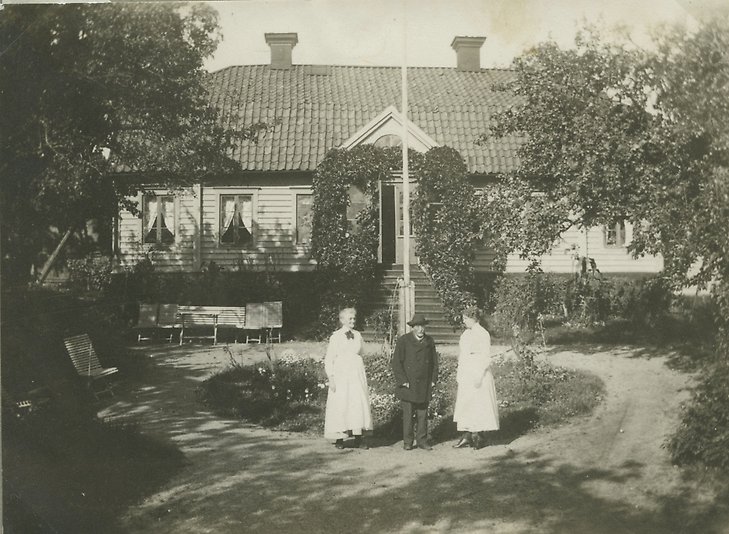 Knut Drake med husföreståndarinna och sjuksyster i trädgården september 1919. Foto: Arvid Drake, Sigtuna museums samlingar.