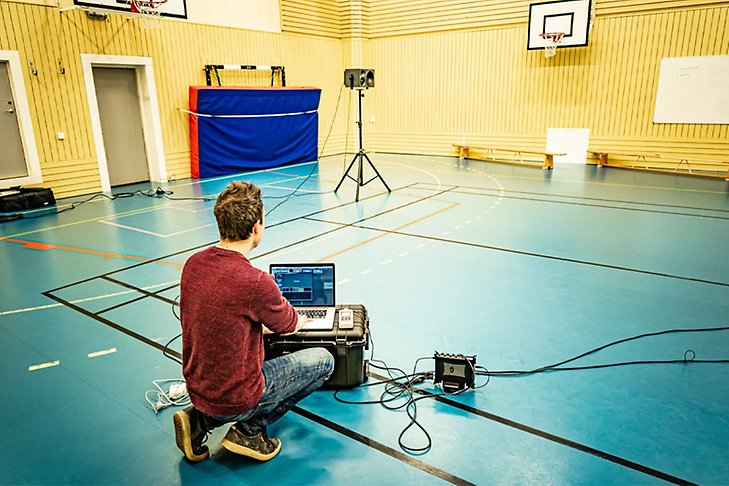 Oscar Björk spelar in ljud med hjälp av utrustning i St Pers gymnastiksal.