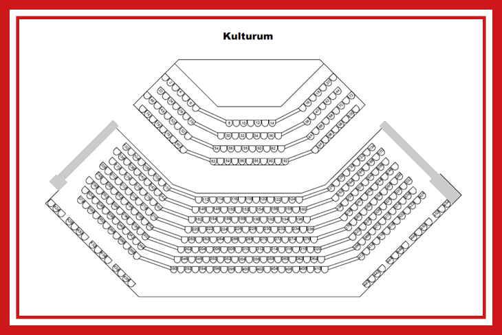 Sittplatserna i Kulturumteatern riktar sig alla mot scenen. Radbredden är smalare längst framme vid scenen än sittplatserna som finns på de bakre raderna i salongen.