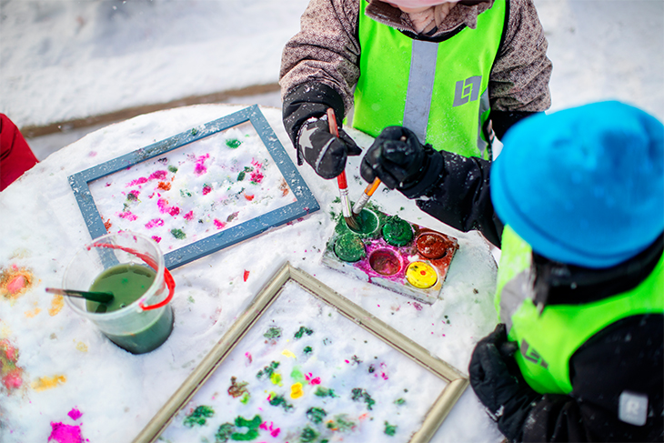 Barn som målar ute i snö