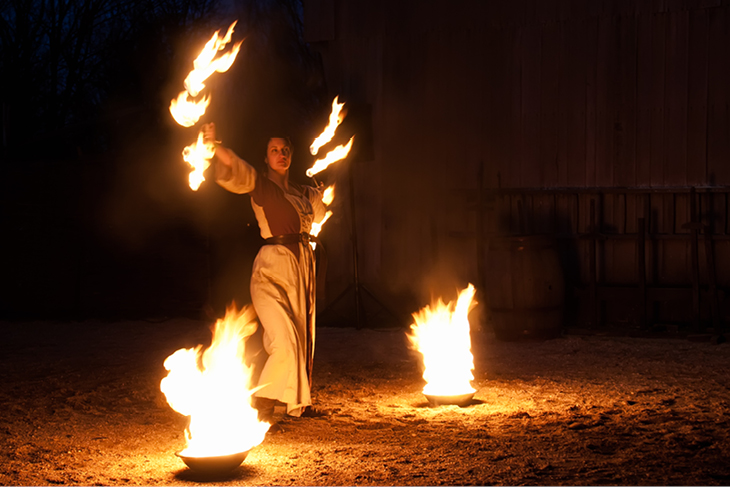 Kvinna som jonglerar med eld.