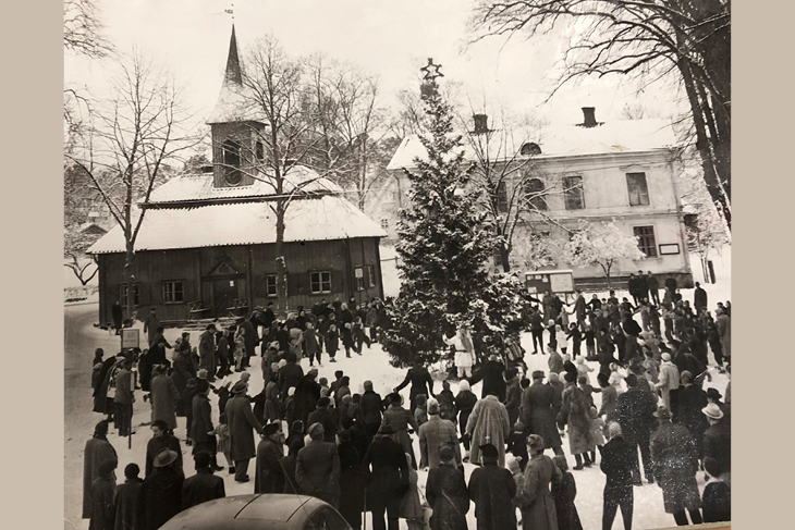 En svartvit bild på ett torg med en folkmassa. 