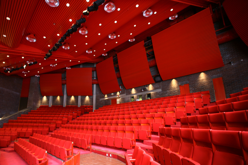 Kulturumteaterns salong med röda stolar och tak.