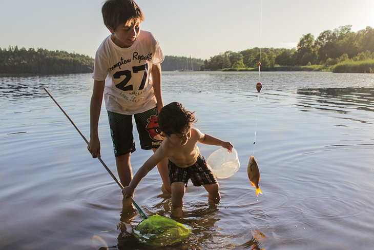 Barn fiskar i Rosersberg. Foto: Mostphotos