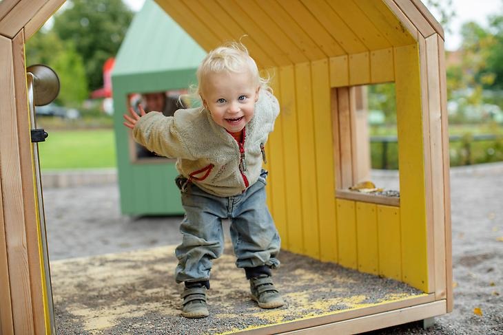 Ett barn som leker i en lekstuga i Borgmästarängen i Sigtuna stad.