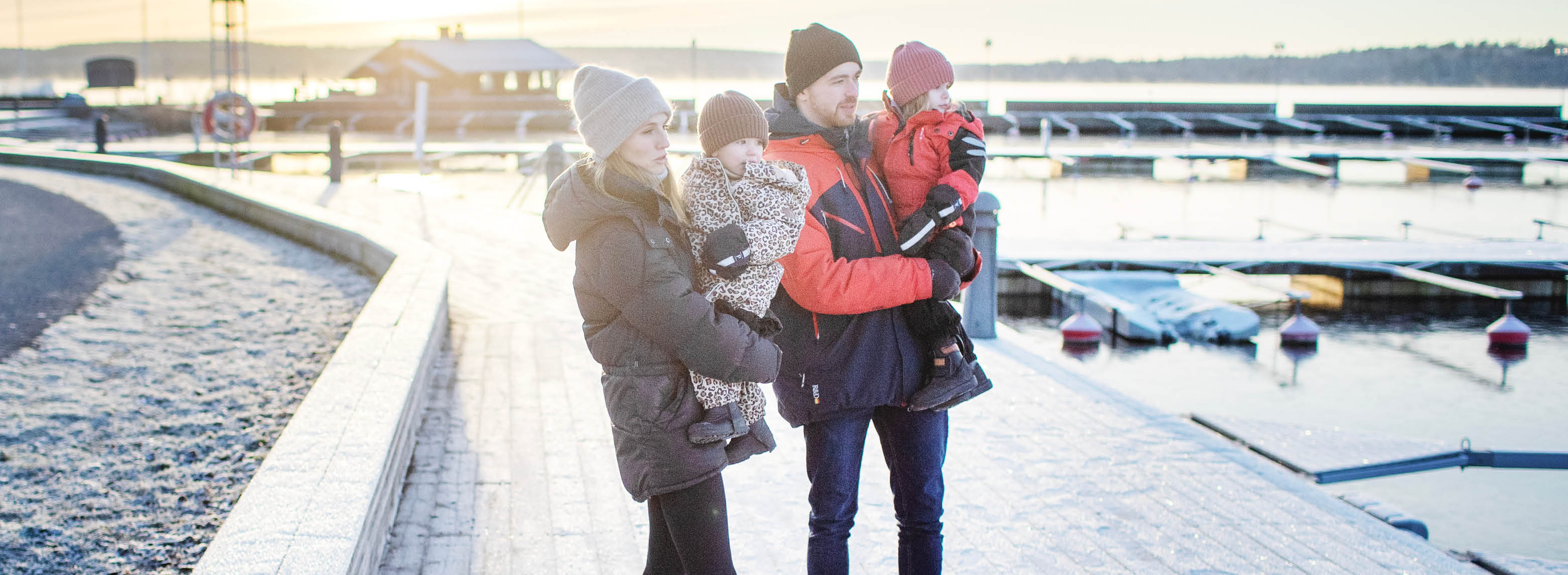 Familj promenerar längs hamnen i Sigtuna.