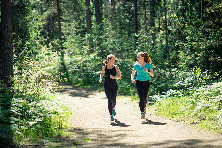 Två kvinnor springer i Valstaspåret. Fotograf: Rosie Alm (sam12, sam5)