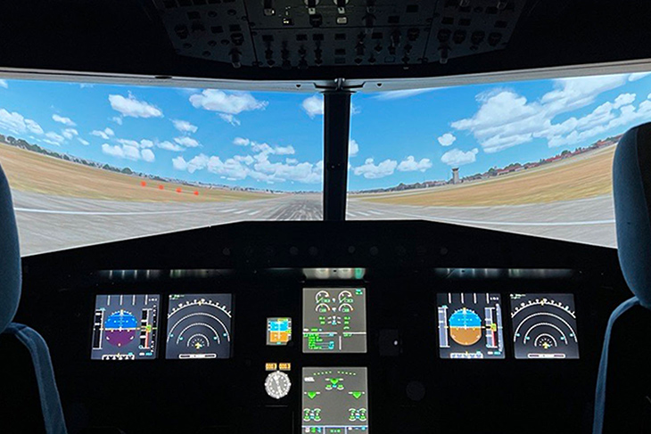 Simulatorbild av en flygplanscockpit. 