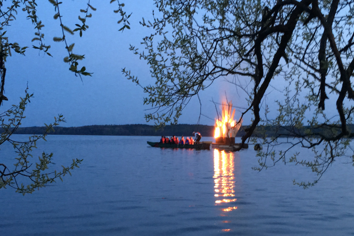 Valborgsbrasa tänds ute på en sjö.