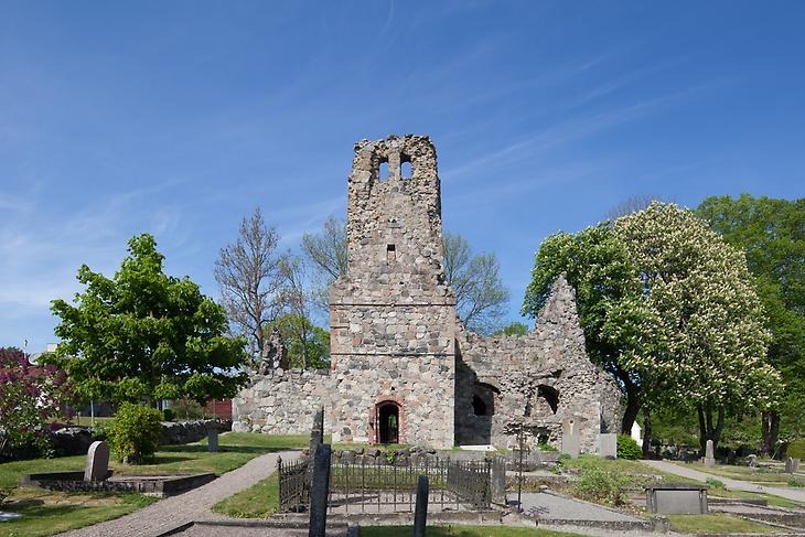 Bild på Sankt Olofs kyrkoruin i Sigtuna stad.