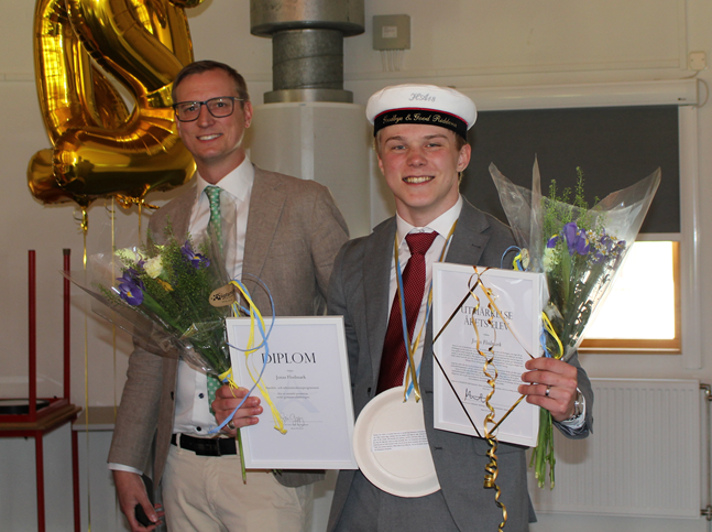 Årets elev tar emot utmärkelsen från verksamhetschef Erik Ryding