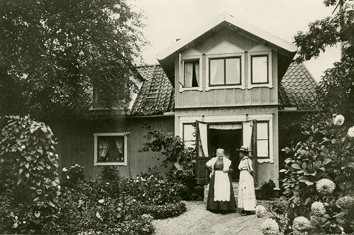 Johanna och Enni Lundström i Lundströmska gårdens trädgården. Foto: Sigtuna museums samlingar. 