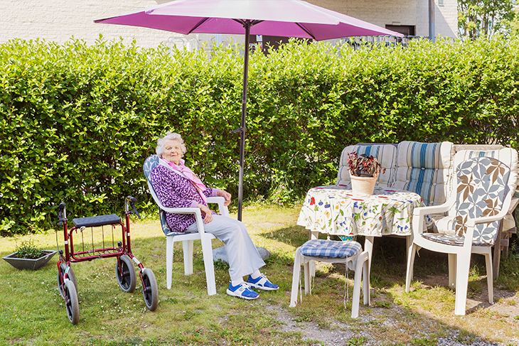 Kvinna på äldreboende väntar på besök. Fotograf: Justem Johnsson/Johnér