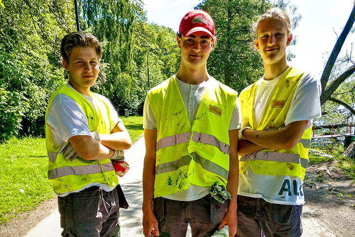 Tre ungdomar klädda i arbetskläder på sitt sommarjobb. Foto: Mostphotos