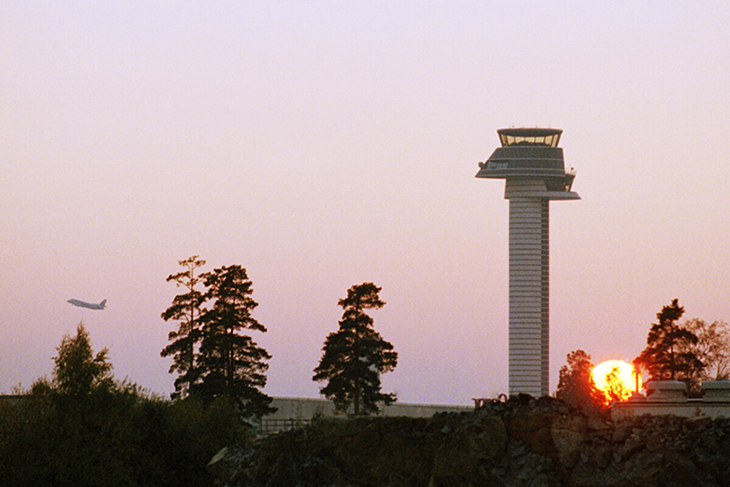 Solnedgång med flygledartornet på Arlanda i bakgrunden. Foto: Kenneth Hellman/Johnér