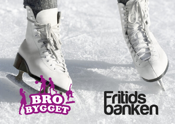 Två par skridskor på en is. Brobygget och Fritidsbankens logotyper.