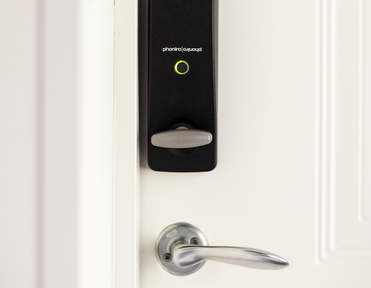 Ett nyckelfritt lås monterat på en dörr