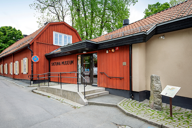Sigtuna museums entré från Stora gatan med rullstolsramp.