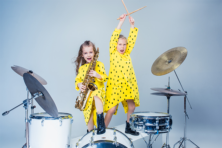 Två barn spelar instrument. Foto: Mostphotos