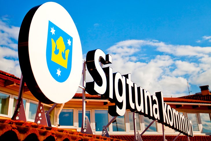Skylt med texten Sigtuna kommun på kommunhuset. Foto: Björn Leijon.