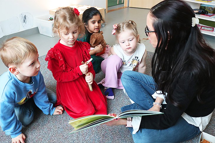 Aspbackens förskola. Barn på avdelning Gläntan och Dijana läser och dramatiserar berättelser ur en bok.