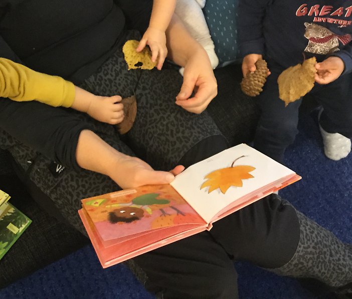 En grupp barn som och läser och jämför med innehållet i boken. Foto: Sigtuna kommun