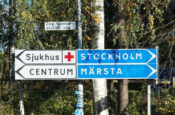 Vägskyltar som pekar mot Märsta och Stockholm. 