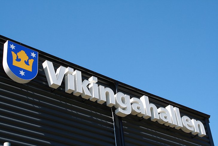 Bild på del av byggnad med skylten "Vikingahallen"