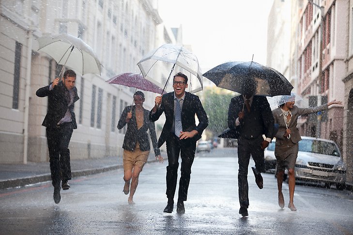 Bild på glada människor med paraply