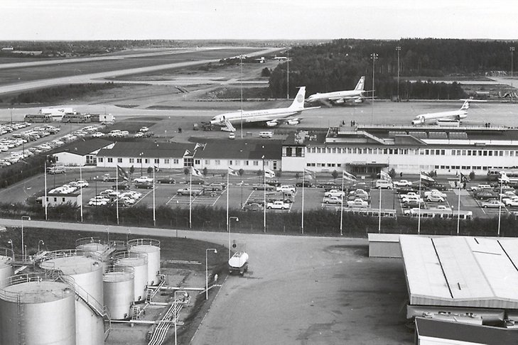 Svartvit historisk bild på Arlandas terminalområde.