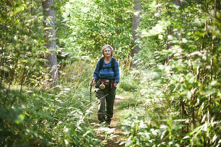 Bild på kvinna i skog