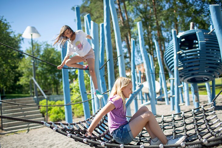 Två barn leker i Blåbärsparken. Fotograf: Rosie Alm (sam3, sam2)