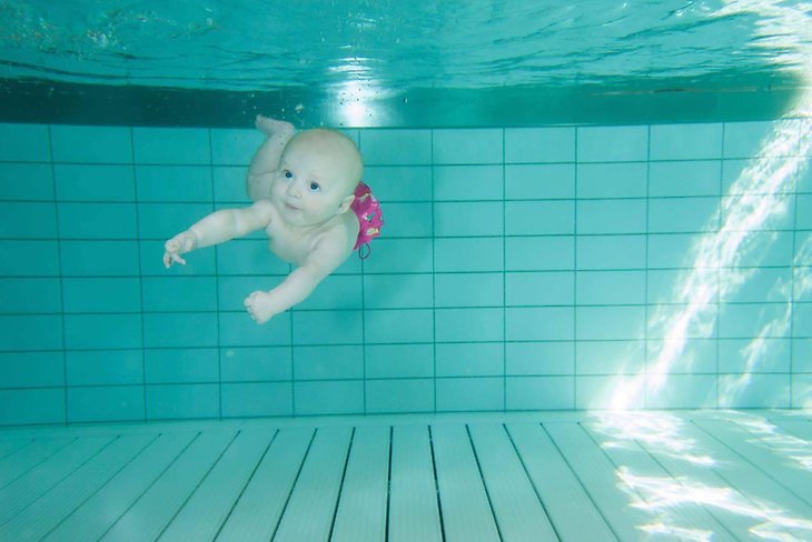 Bebis simmar under vattnet. Fotograf: Filippa Röytää
