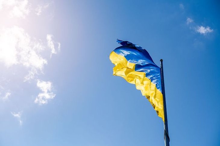 ukrainas flagga mot blå himmel