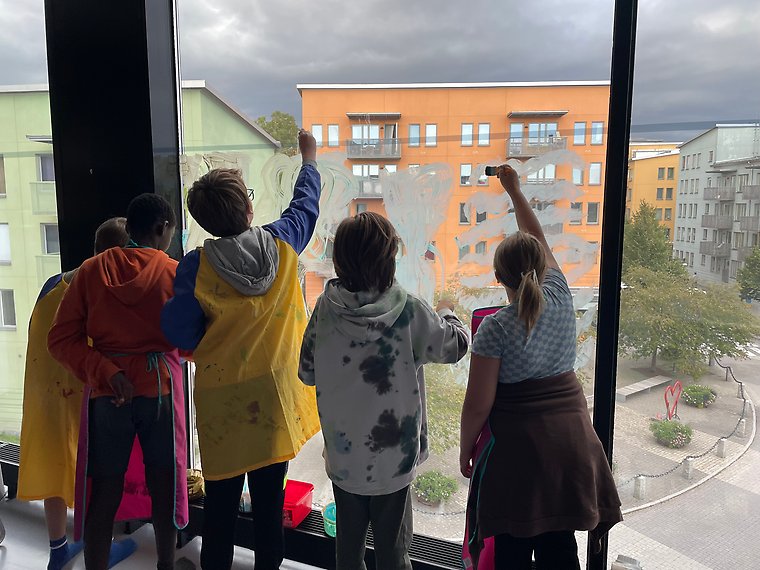 Bildelever skapar på fönstret i bildsalen på Kulturskolan. Foto Sigtuna kommun.