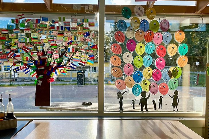 I ett fönster i Eddaskolans matsal finns världsflaggor uppsatta som tillsammans bildar en trädkrona. Bredvid trädet finns ballongformade bilder som alla beskriver en av Barnkonventionens 54 artiklar.