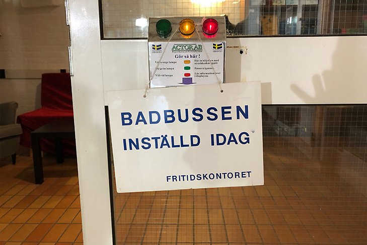 En skylt med texten Badbussen inställd idag, Fritidskontoret, hänger på en dörr i nuvarande ValstaKonst.