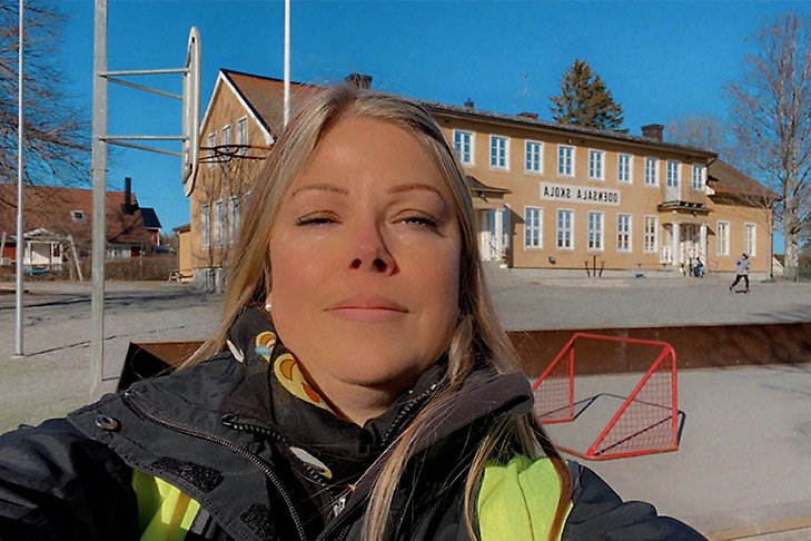 Lise-Lott Wågdalen, fritidslärare på Odensala skola. Här ståendes utanför den gula skolbyggnaden.