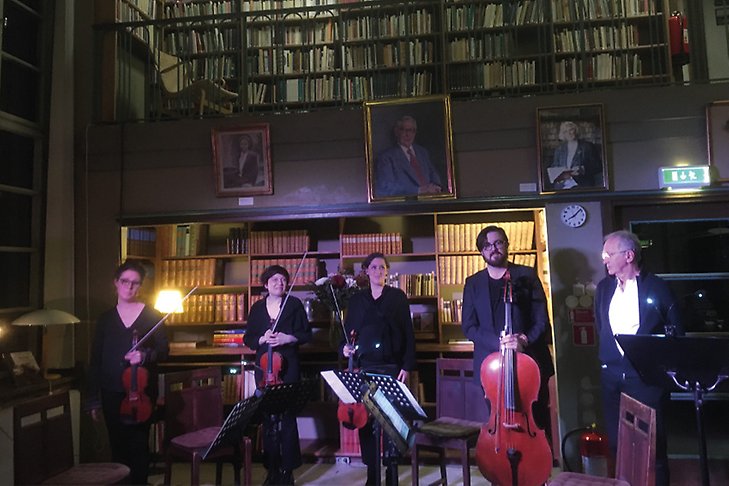 Fyra personer som spelat cello, violin och viola och en person som läst texter i Sigtunastiftelsens bibliotek tackar publiken från scenen.