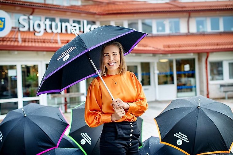 Annika Bröms, näringslivschef i kommunen, håller i ett paraply. Foto: Rosie Alm