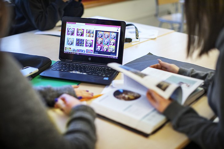 Elever arbetar med både digital teknik och böcker. Foto: Rosie Alm
