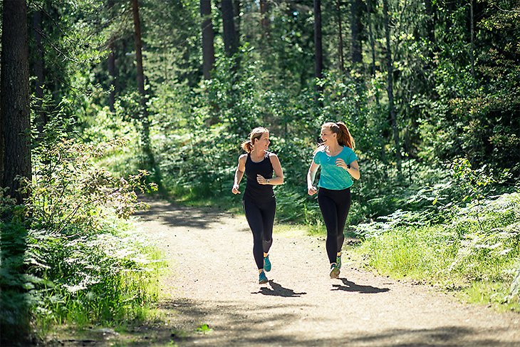 Två kvinnor springer i Valstaspåret. Foto: Rosie Alm