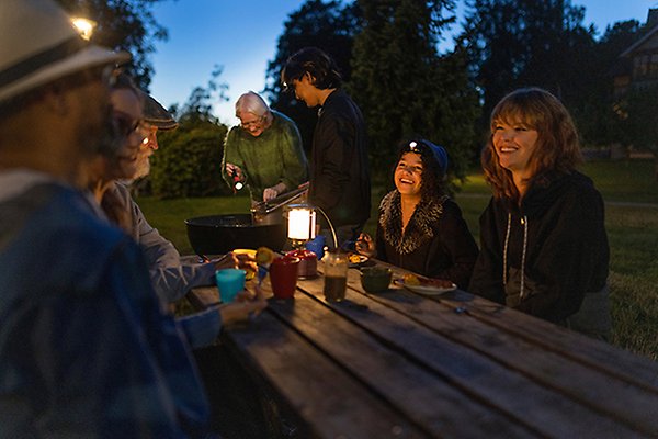 Grannar som tillsammans övar att laga mat utan el. Foto: Melker Dahlstrand, MSB.