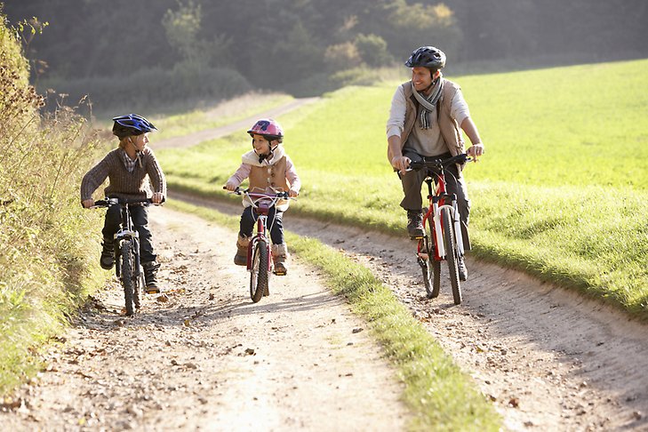 Barn och vuxna som cyklar